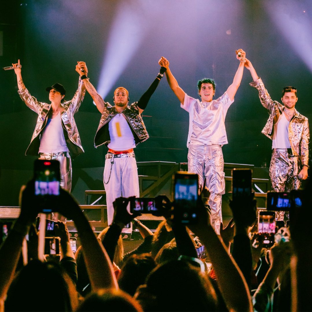 Primera foto / Última foto 😭

10 años de CNCO