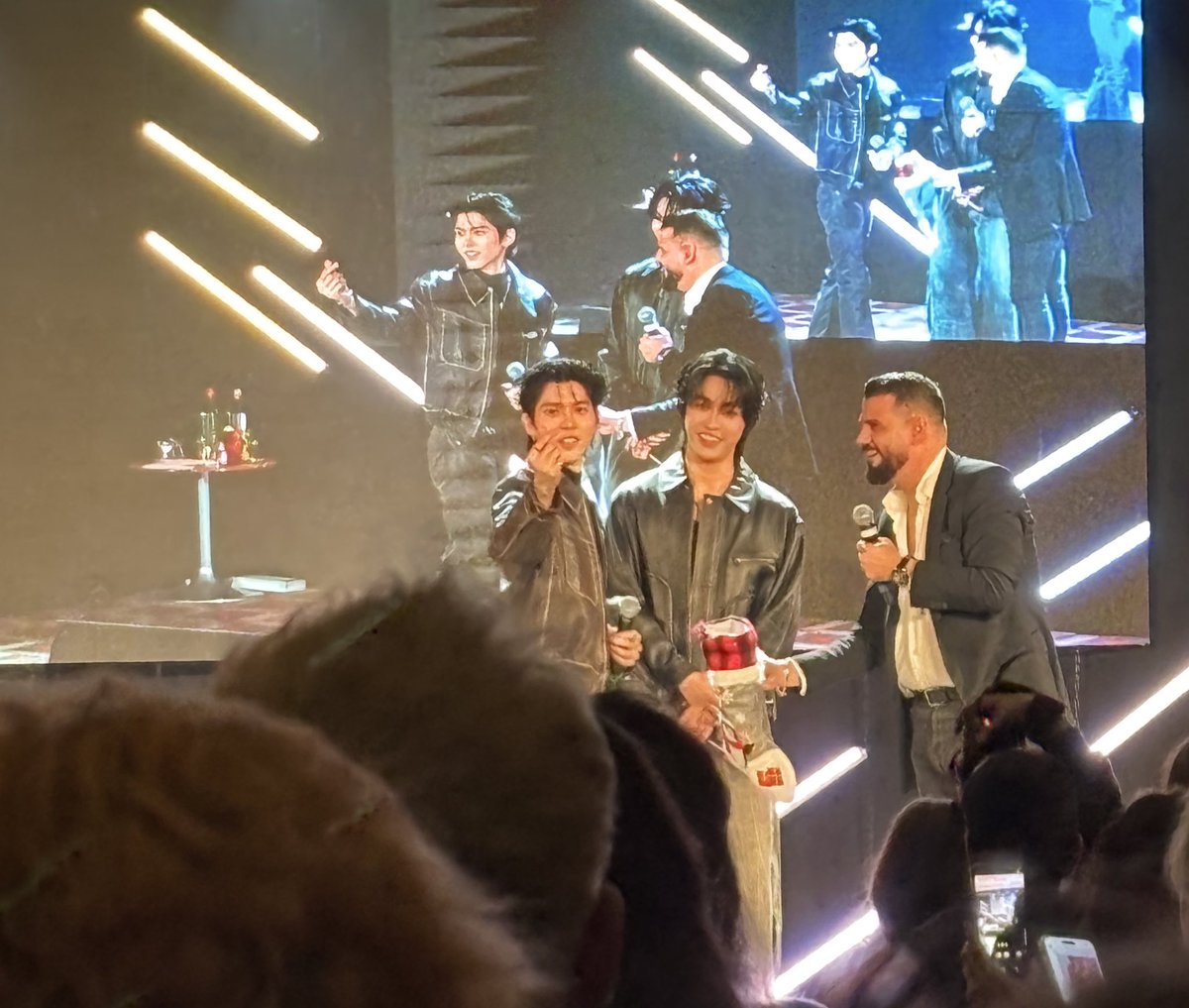 arjjxm's tweet photo. They’re fucking real. 
And I was there.
And I Miss them.
#AouBoom1stFMinRome https://t.co/tg35IPSmnK