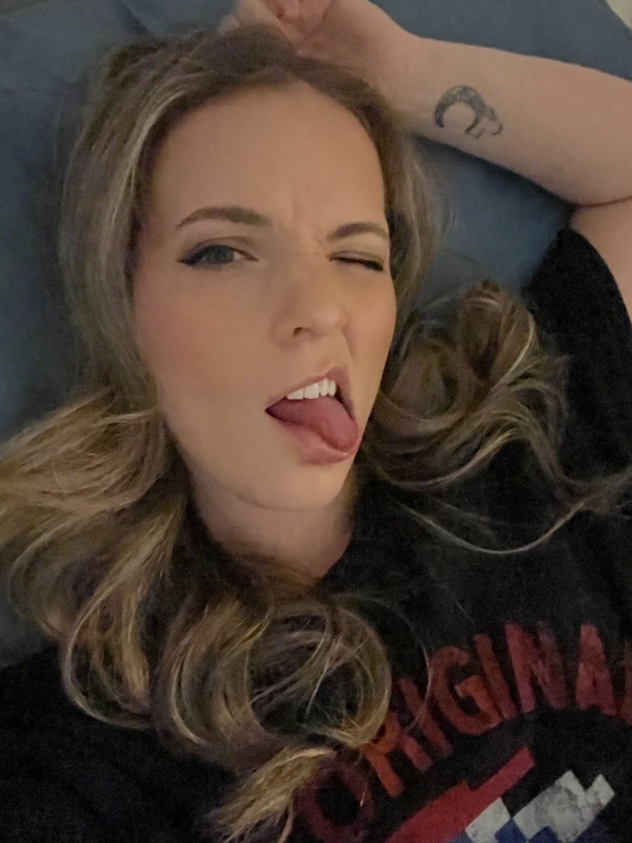 NicoleRosemarry's tweet photo. Can I just stay in bed all day???? Show me what you have been drawing!!! show me your art! 

I'm Bored someone talk to me.

#artcommunity #supportartists #artdiscover #artistsupportartists #smallartist #artgrowth #shareyourart #artfeature #artspotlight #creativityfound https://t.co/nyAd8GO8SO