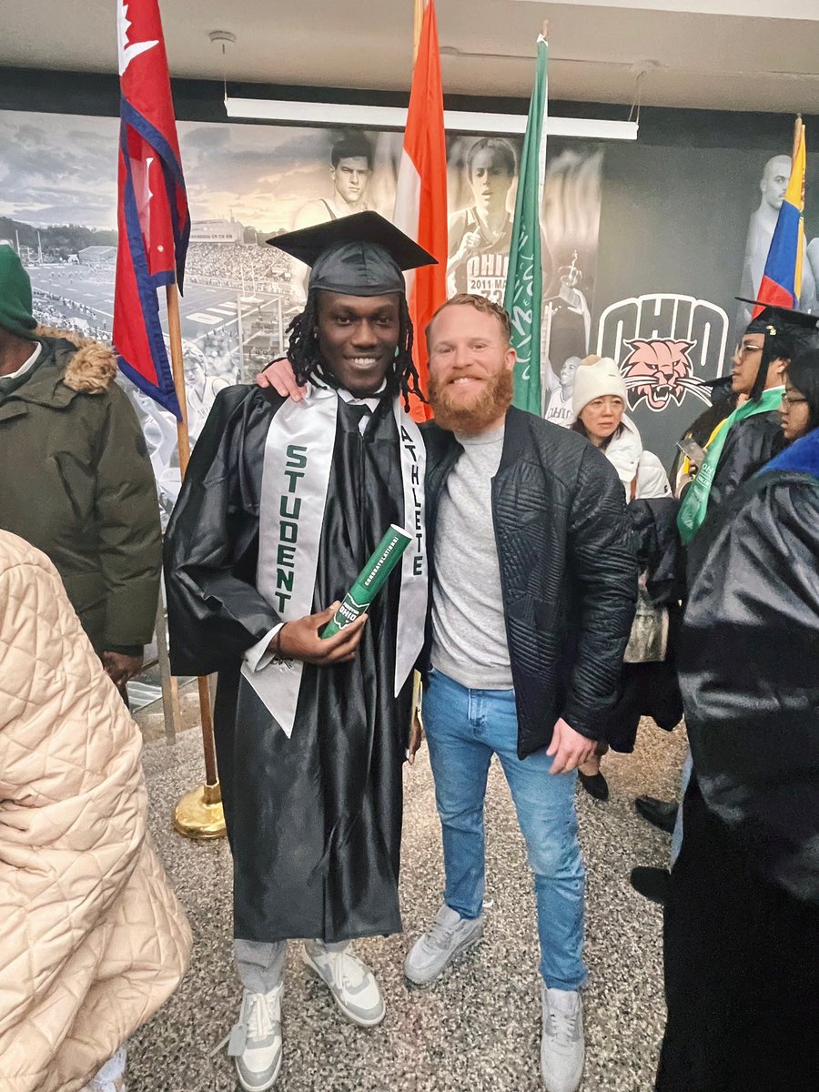CoachCav10's tweet image. PrOUd of all of our graduates, but especially prOUd of you @5iehBangura !! Definition of a pro on and off the field. Love you Sieh. Congrats!!
