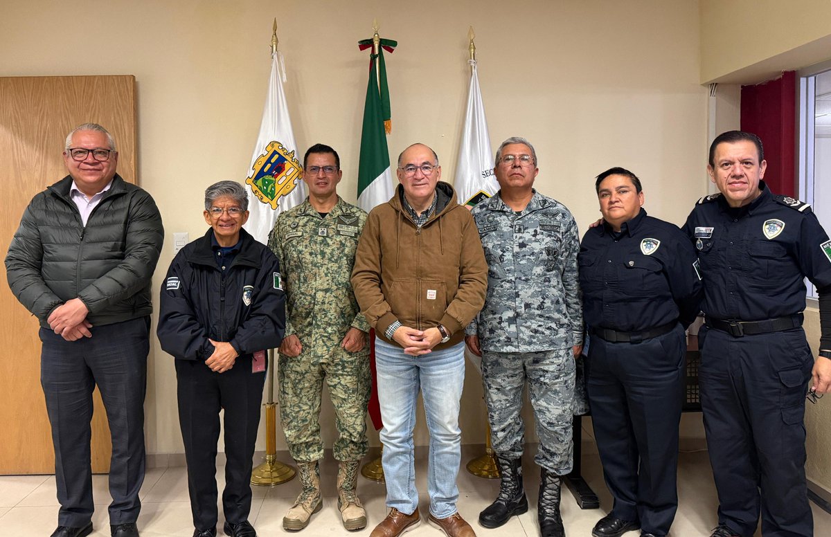 #DeInterés 

Suman esfuerzos Federación, Estado y <a href="/SLPMunicipio/">Gobierno de la Capital SLP</a> por la tranquilidad y seguridad de los ciudadanos

🔹️Por indicaciones del Gobernador del Estado Ricardo Gallardo, el Alcalde <a href="/EF_Galindo/">Enrique Galindo C</a> conjuntamente con el General de Brigada Roberto Bernal Benítez de la Defensa;