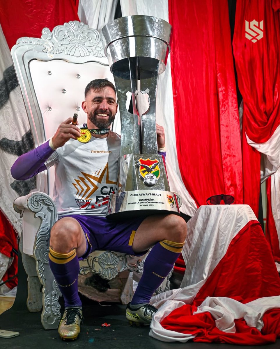 El 𝐜𝐚𝐦𝐩𝐞𝐨́𝐧 celebra como quiere 🚬 

.<a href="/AlainBaroja/">Alain Baroja M.</a> se coronó con el Always Ready de la primera división de Bolivia tras golear 6-0 al Guabirá.

Es su segundo título internacional para él, disputó los 29 partidos del torneo y fue el arquero 𝐦𝐞𝐧𝐨𝐬 batidos (29).

#VenEx