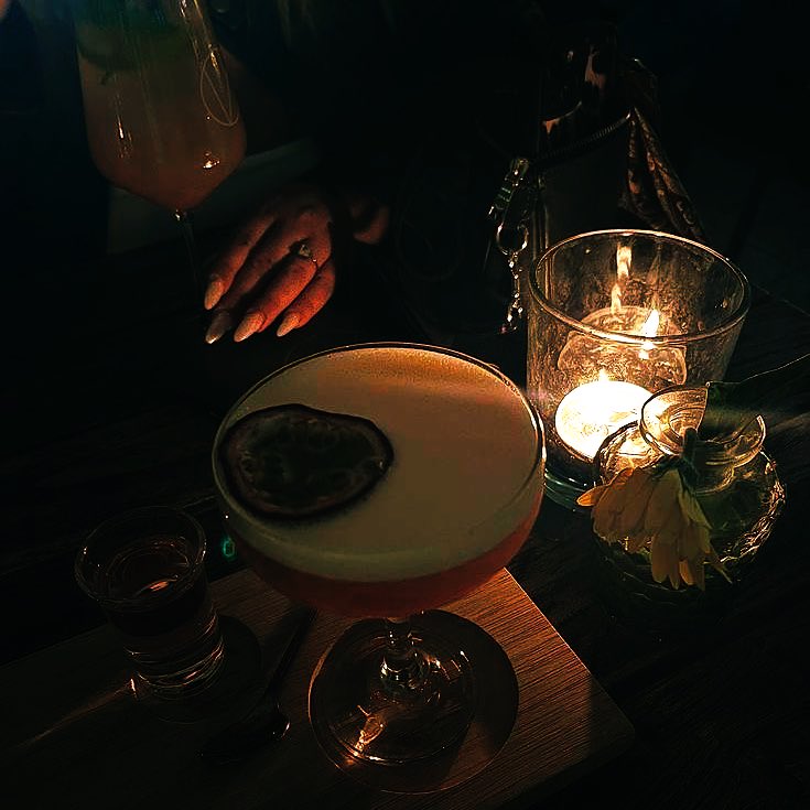 “  нет нет нет нет
вам герои не нужны
он прикольно добирался к вершине

прикольно горел
а мы живы
так быстро горел
а мы живы
так вяленько тлеем  “