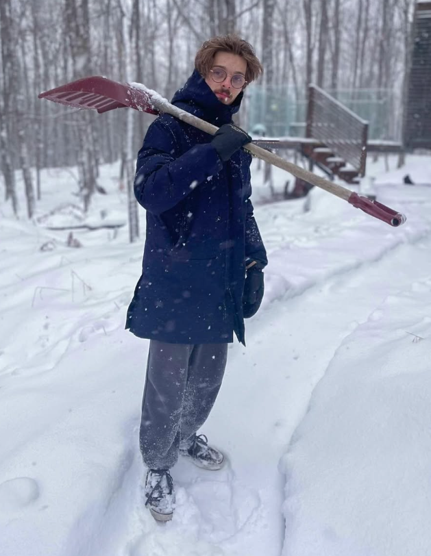 AzVegetkGraph's tweet image. 🎨 Petit photomontage de fan de @FuzeIII 
(ça lui vas bien la petite pelle sur son épaule)