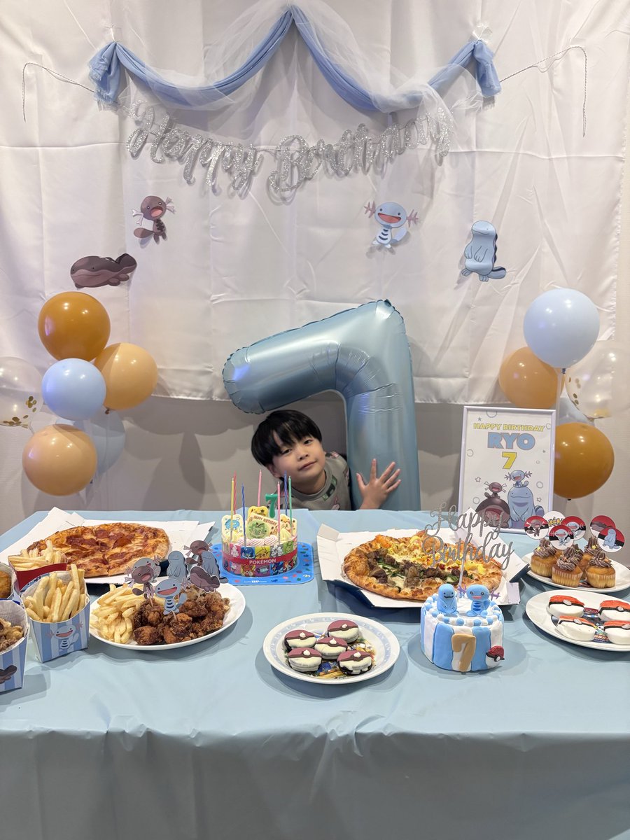JumpHS59's tweet photo. 息子くん昨日７歳になりました✨
一緒にコンサート行きたいと思って毎年誘ってるのに暗いところ、爆音が怖いって言って断られます。いつかお嬢と行きたいな🤣 https://t.co/kfhXFUWtcD