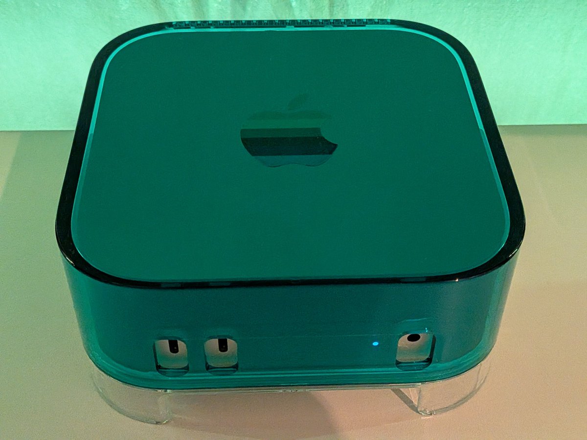 Ok I got it it's cute.. <a href="/jam_minty/">Jannes </a> <a href="/spigen/">Spigen</a> Bondi blue! I hope we get a translucent version as well. 👀