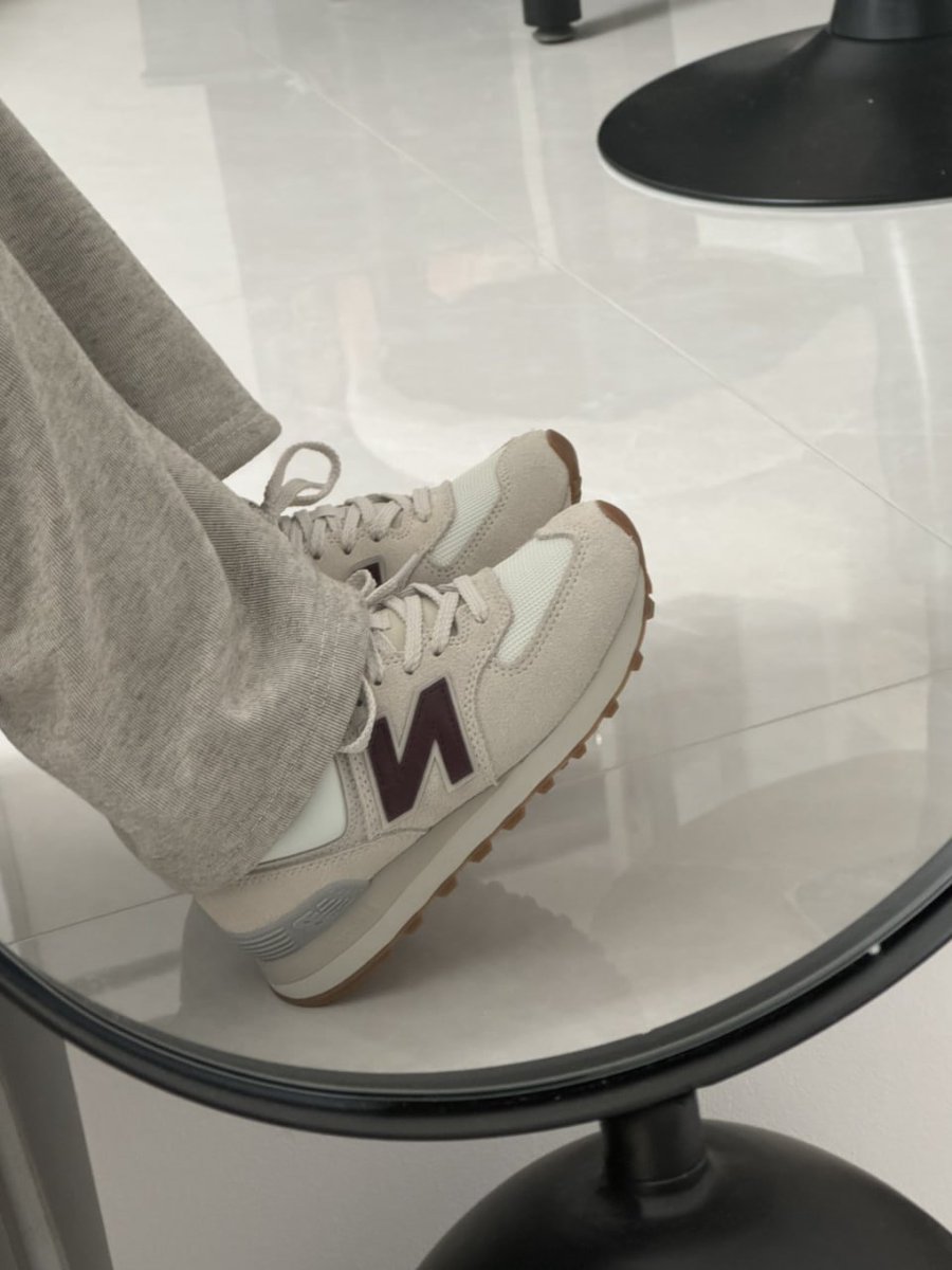 Uncommonswift's tweet photo. Comfort meets style in my favorite New Balance sneakers. 🥰 These versatile kicks are perfect for lounging around or stepping out in style. https://t.co/vFfLeNywc9