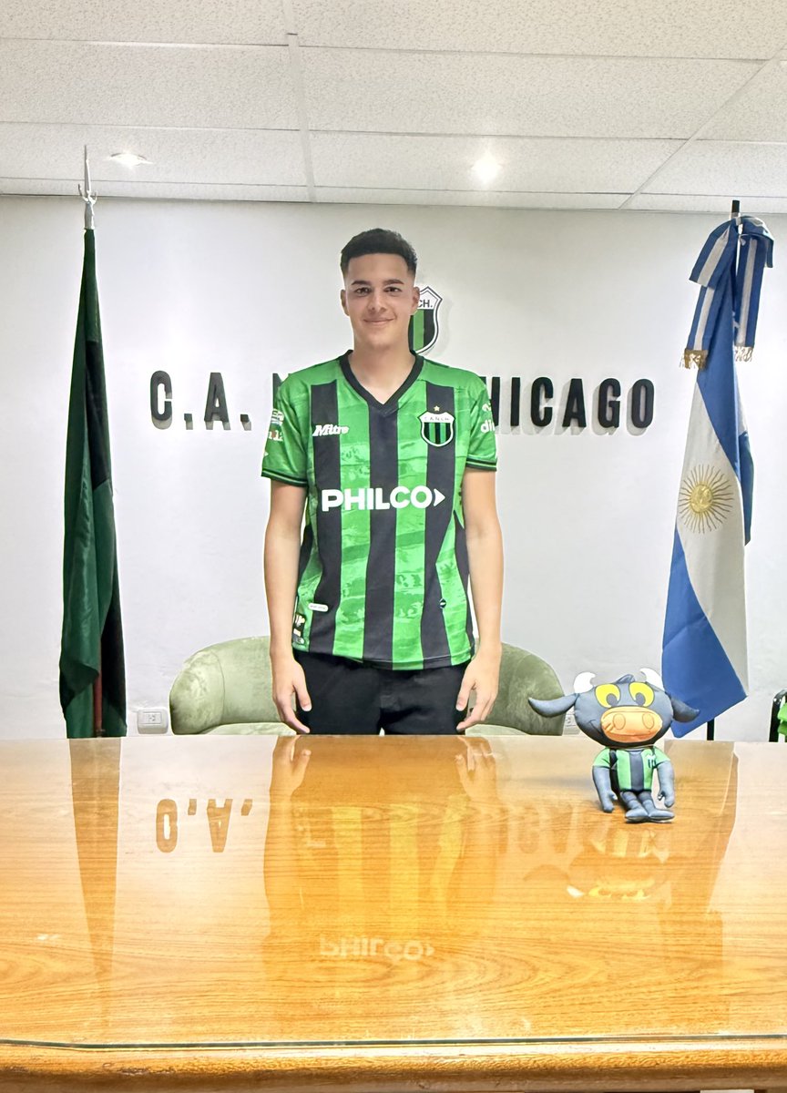 ✍🏻 LUCAS BERSCE FIRMÓ SU PRIMER CONTRATO 📝

El arquero 2005 estampó la firma como jugador profesional de Nueva Chicago hasta diciembre de 2027.

De esta manera, se integra así al grupo de jugadores propios que capitaliza nuestro patrimonio como parte del modelo de gestión que