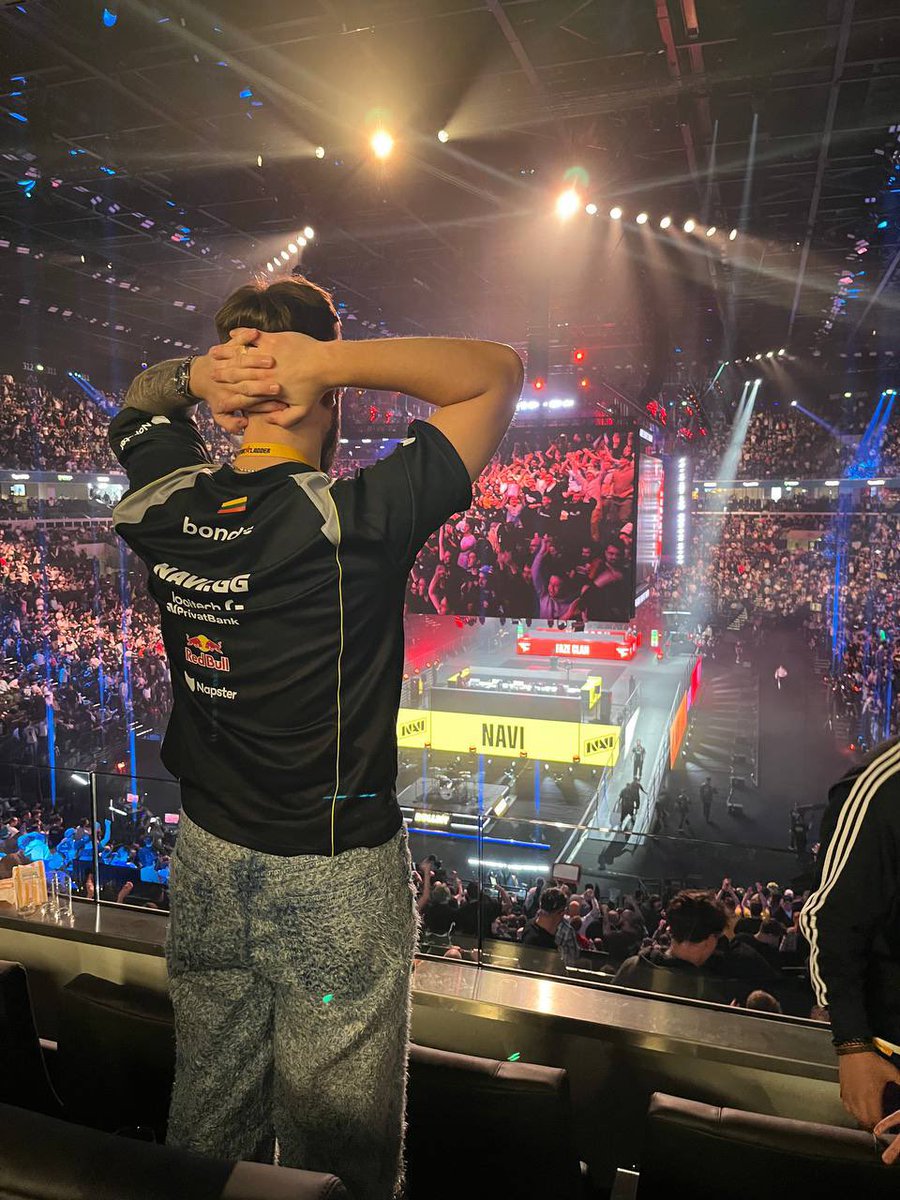 xplay_gg's tweet image. jL is watching NAVI losing the second map 😢

#StarladderMajor #navi #faze