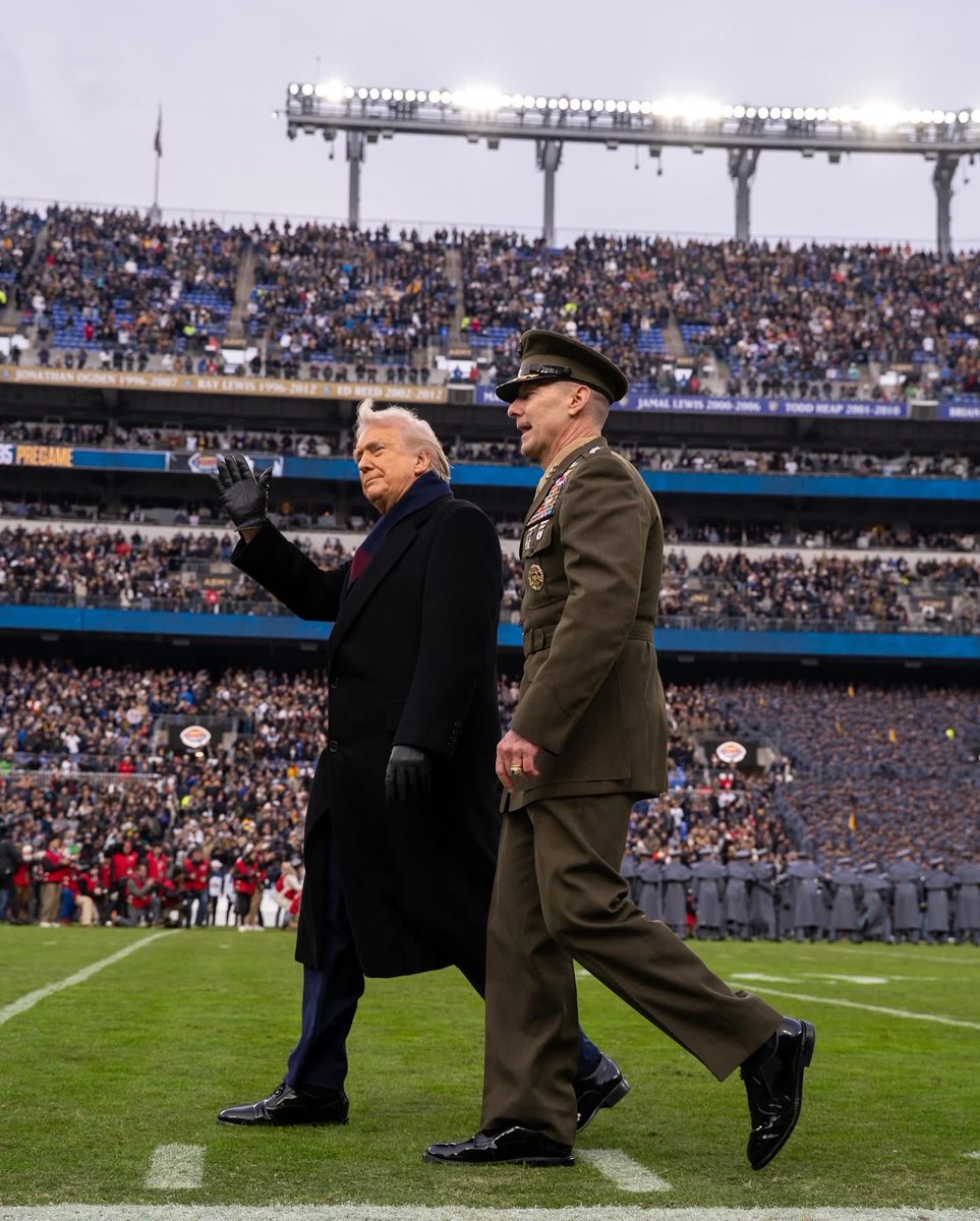 RealNCIS's tweet image. At #ArmyNavy, you’ll find NCIS personnel doing what we do best:
·       Keeping people safe
·       Supporting the Navy and Marine Corps
·       And, of course, cheering loudly.

Go Navy! Beat Army!

#NCISFamily #GoNavy #BeatArmy