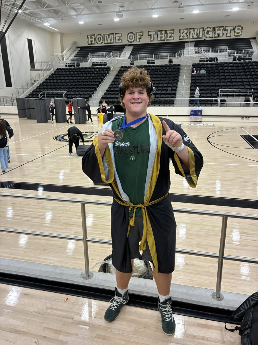 CarsonHolzapfel's tweet photo. Big weekend—1st place 🥇 at the Eagle Mountain–Saginaw Varsity Wrestling Tournament. Went 5–1 and learned a lot along the way. Trusting the process.
#Wrestling #heavyweight #VarsityWrestling #ClassOf2028
@FightinHawks @RecruitBvilleFB @BIRDVILLE_FB @HawksMobi @CoachDmarsh @CoachMacsOLine @feedthesharks40 @FiveStrongOLine