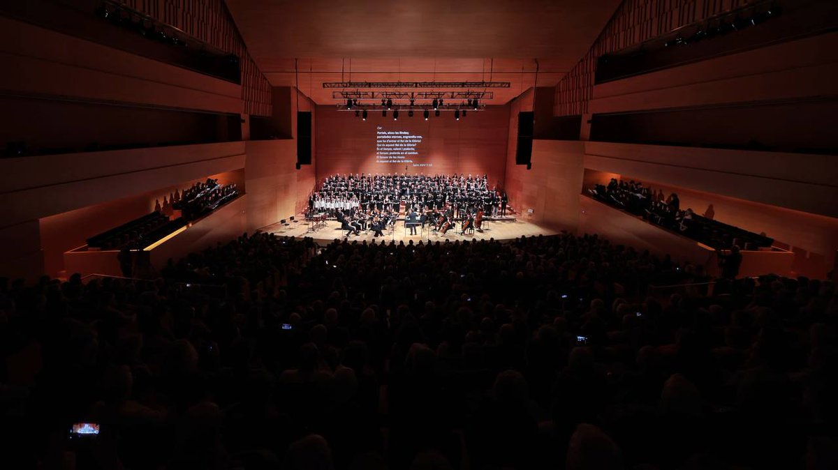 MessiesBcn's tweet photo. L'associació #messiesparticipatiu ha ofert avui a l’ @auditori_gi el primer dels quatre #Messies d'enguany, amb notable èxit de públic.
El cor d’escenari, @EOVosOmnes ha ofert una interpretació magnífica, sota la direcció precisa i expressiva del #mestre @xavier_pastrana . https://t.co/5mrhIUYVSZ