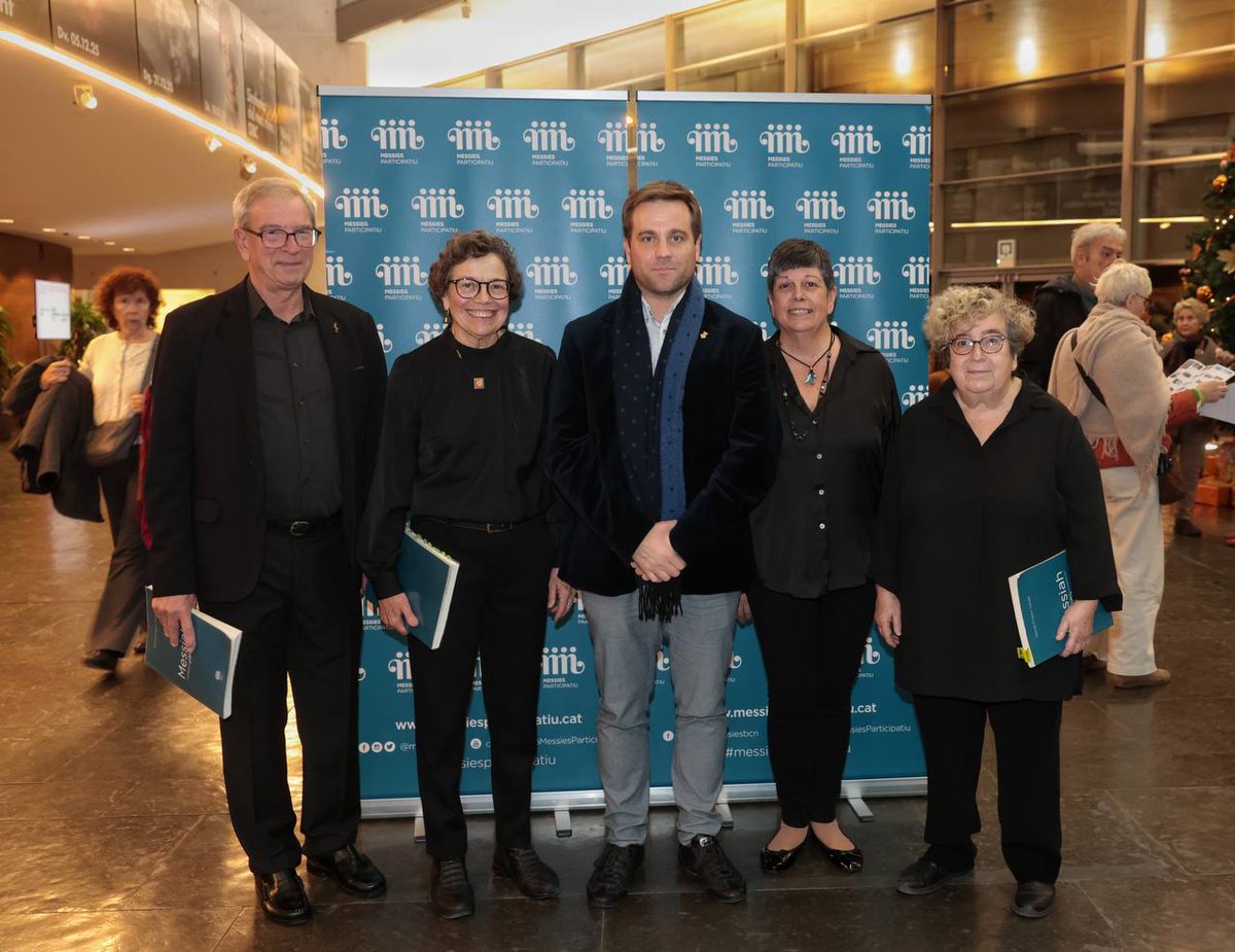 MessiesBcn's tweet photo. L'associació #messiesparticipatiu ha ofert avui a l’ @auditori_gi el primer dels quatre #Messies d'enguany, amb notable èxit de públic.
El cor d’escenari, @EOVosOmnes ha ofert una interpretació magnífica, sota la direcció precisa i expressiva del #mestre @xavier_pastrana . https://t.co/5mrhIUYVSZ