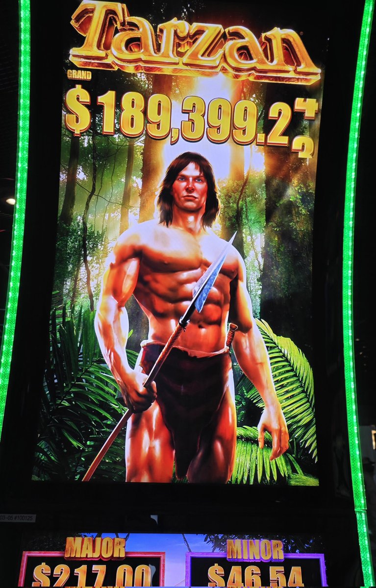chrisaedwards's tweet photo. Walking through the casino and glanced over and asked myself, What is @TheoVon doing on this machine. His workout regiment is intense! 🤣🤣 https://t.co/5jr5kR1QYk