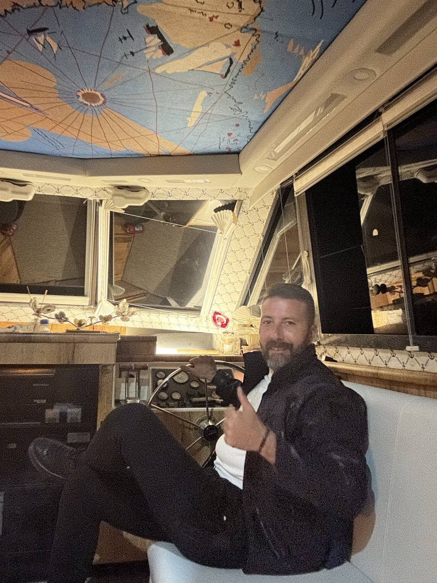 Zamanın birinde iki derviş yola çıkmış,bir mağrada mola vermek isterken dervişin ayağını akrep sokmuş 1,2,3 derken diğer derviş ey azizim neden akrep soktuğunda kaldırıp geri yuvasına koyuyorsun?
Derviş demişki hayatta herşey fıtratı üzeredir akrep sokmadan gül kokmadan olmazmış.