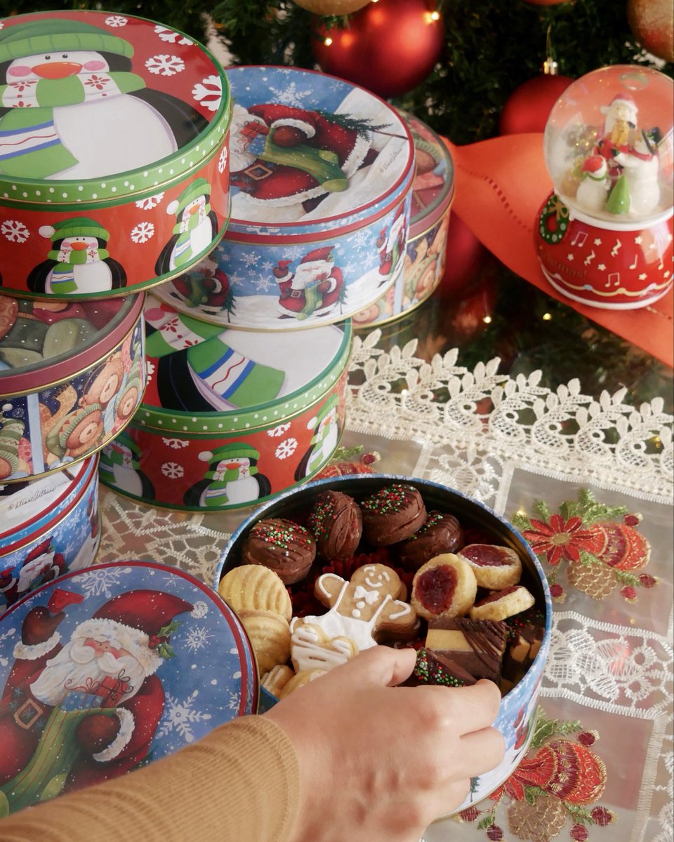 El mejor regalo para Navidad! Está lata hermosa tiene más de 30 galletas y 6 sabores para que las disfrutes con los que más quieres 🫶🏻🎄❤️✨

Puedes pedirla por mensaje directo o por Instagram como Melaniapasteleria ⭐️☝🏻

👩🏻‍🍳 Carta: linktr.ee/Melaniapastele…