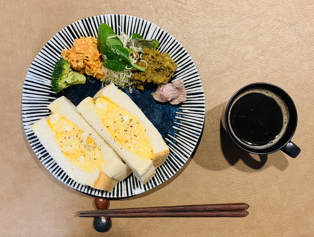 たまごはん② 今日の朝ごはん。 厚切りたまごサンドと、少しずつ副菜。 コーヒーが