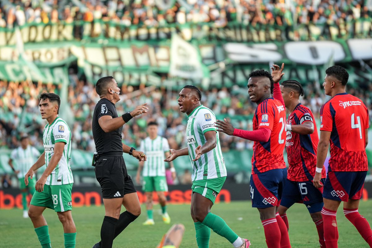 Hasta ahora, más actores de segunda q fútbol en la final de Copa entre <a href="/nacionaloficial/">Atlético Nacional</a> y <a href="/DIM_Oficial/">DIM</a>. Una vergüenza los primeros 45 minutos, con 22 jugadores preocupados por querer engañar al árbitro que por tratar de hacer dos pases.