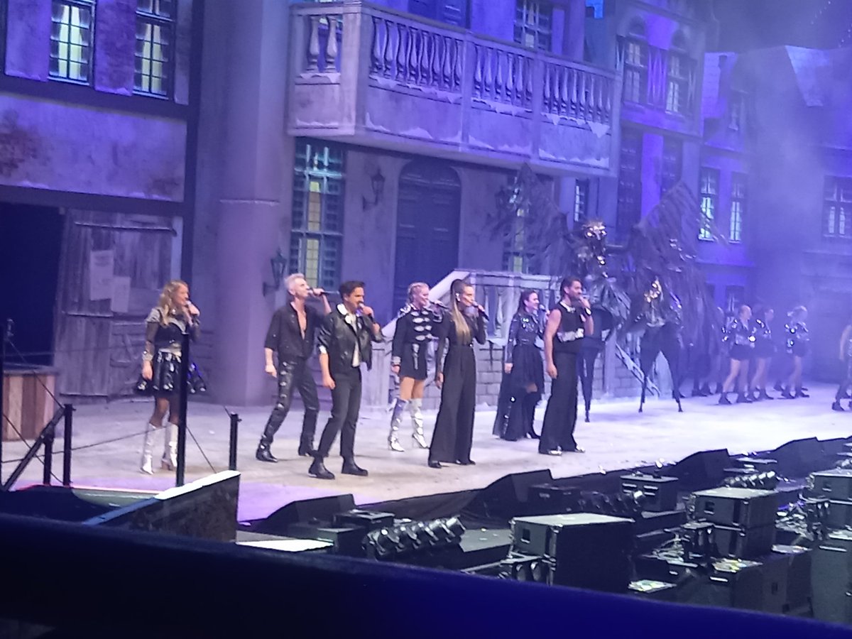 Mensen mijn jeugd is compleet, ik heb Het Huis Anubis live mogen zien #studio100singalong