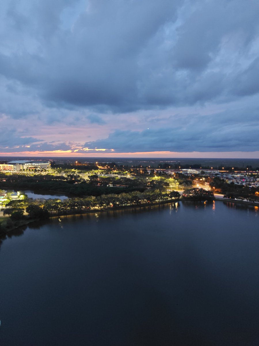 Today was such a beautiful day here. 

I spent the whole day inside 🤦🏽‍♂️

Current view: