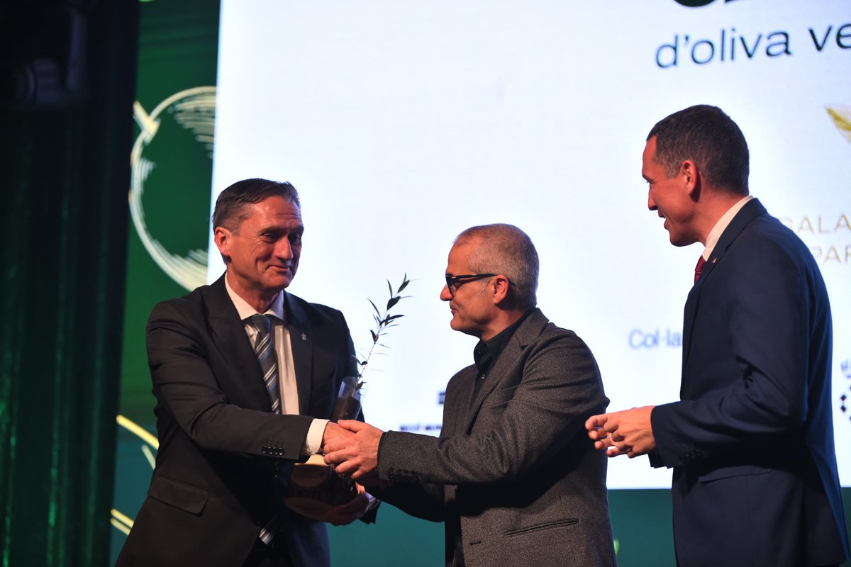 Enhorabona a tots els productors guardonats amb els Premis Nacionals Millors Olis d’Oliva Verge Extra de Catalunya.

La qualitat dels nostres OOVE són reconeguts arreu del món i són un símbol indiscutible d’identitat del nostre país.

Visca l’oli d’oliva verge extra català!