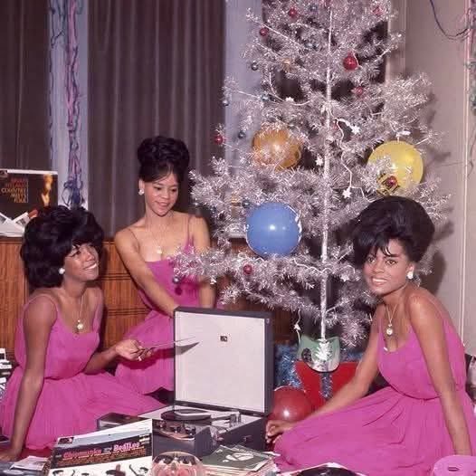 The Supremes 

Christmas 1964 🎄