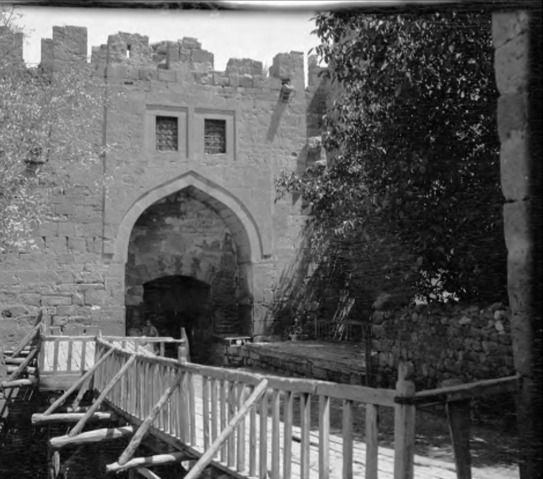seymatamerrr's tweet photo. @nadidefotograf Aslanlı Kapı 1909 yılında Gertrude Bell tarafından çekilmiş. https://t.co/UUsOE2nvOx