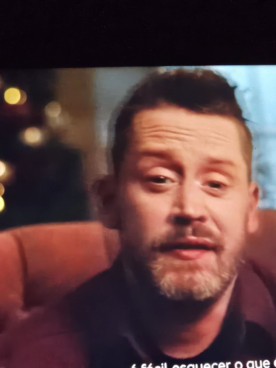 ptcomptcomptcom's tweet photo. todo episódio de O Urso preciso assistir esse comercial chato? toda a hora é ele ou aquele do AirBnb, porcaria de DisneyPlus https://t.co/pueyP2h7hs