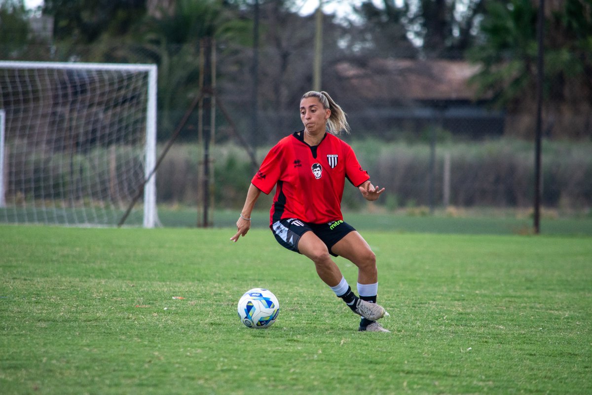 GimnasiaMendoza's tweet photo. #FútbolFemenino ➡️ ¡JUEGAN LAS LOBAS! 🏳️🏴
🏆 T. Clausura | Semifinales
🆚 Godoy Cruz A.T.
📆 Domingo 14/12
⌚ 9
🏟️ Nuestro Predio
#VamosLasLobas 💪🏼🐺
#SomosElFuturo 🔜🤍🖤 https://t.co/V8CHqo2cAd