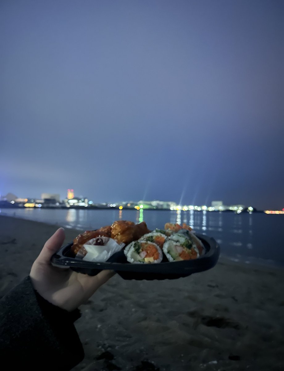 okashiS57's tweet photo. 友達と冬の海で、韓国料理食べた~🪼 https://t.co/UiDOAtVEEk