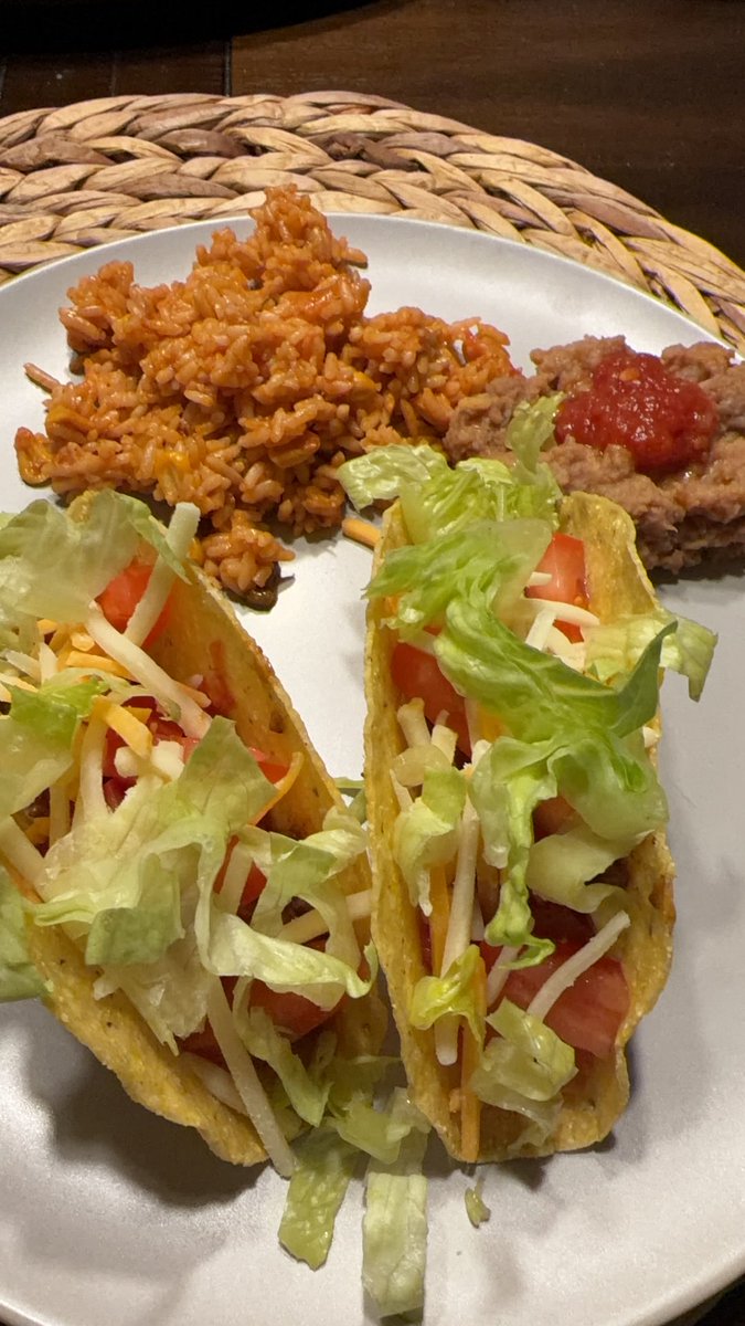 Elephant_pup's tweet photo. Make tacos night on the Chris &amp; Ellie Show. That is all… https://t.co/ME10FlILTP