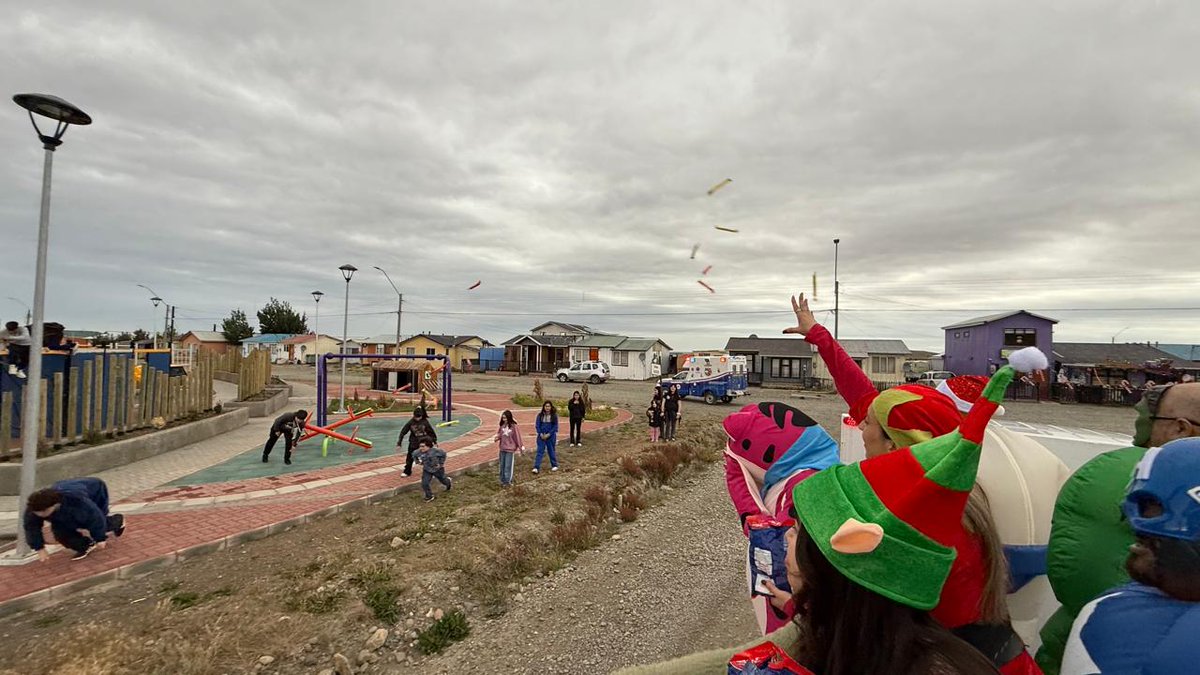 SanGregorioCL's tweet photo. 🧵🎄 Jornada Navideña en San Gregorio 🎄🎄✨ Esta semana la Navidad llegó a #SanGregorio con una jornada llena de alegría y participación. Todo comenzó con un recorrido por la Villa #PuntaDelgada, invitando a vecinas y vecinos a sumarse a las actividades en la plaza 🍬🚛🚑 https://t.co/is5uHhn6SM