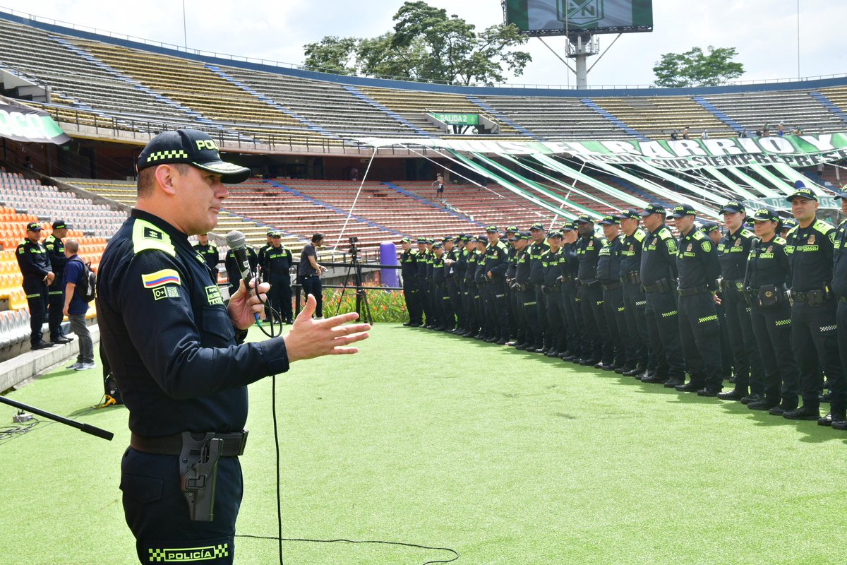 PoliciaMedellin's tweet photo. A través del liderazgo y orientación continuamos fortaleciendo acciones para garantizar esta #FinalEnPaz
Cada hombre y mujer policía que conforma los diferentes dispositivos de este encuentro, tienen la consigna de trabajar por la tranquilidad y seguridad de todos.
#FútbolEnPaz https://t.co/n4igcICyB1