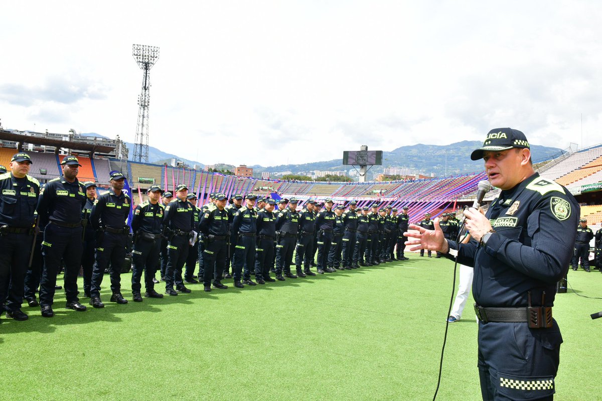 PoliciaMedellin's tweet photo. A través del liderazgo y orientación continuamos fortaleciendo acciones para garantizar esta #FinalEnPaz
Cada hombre y mujer policía que conforma los diferentes dispositivos de este encuentro, tienen la consigna de trabajar por la tranquilidad y seguridad de todos.
#FútbolEnPaz https://t.co/n4igcICyB1