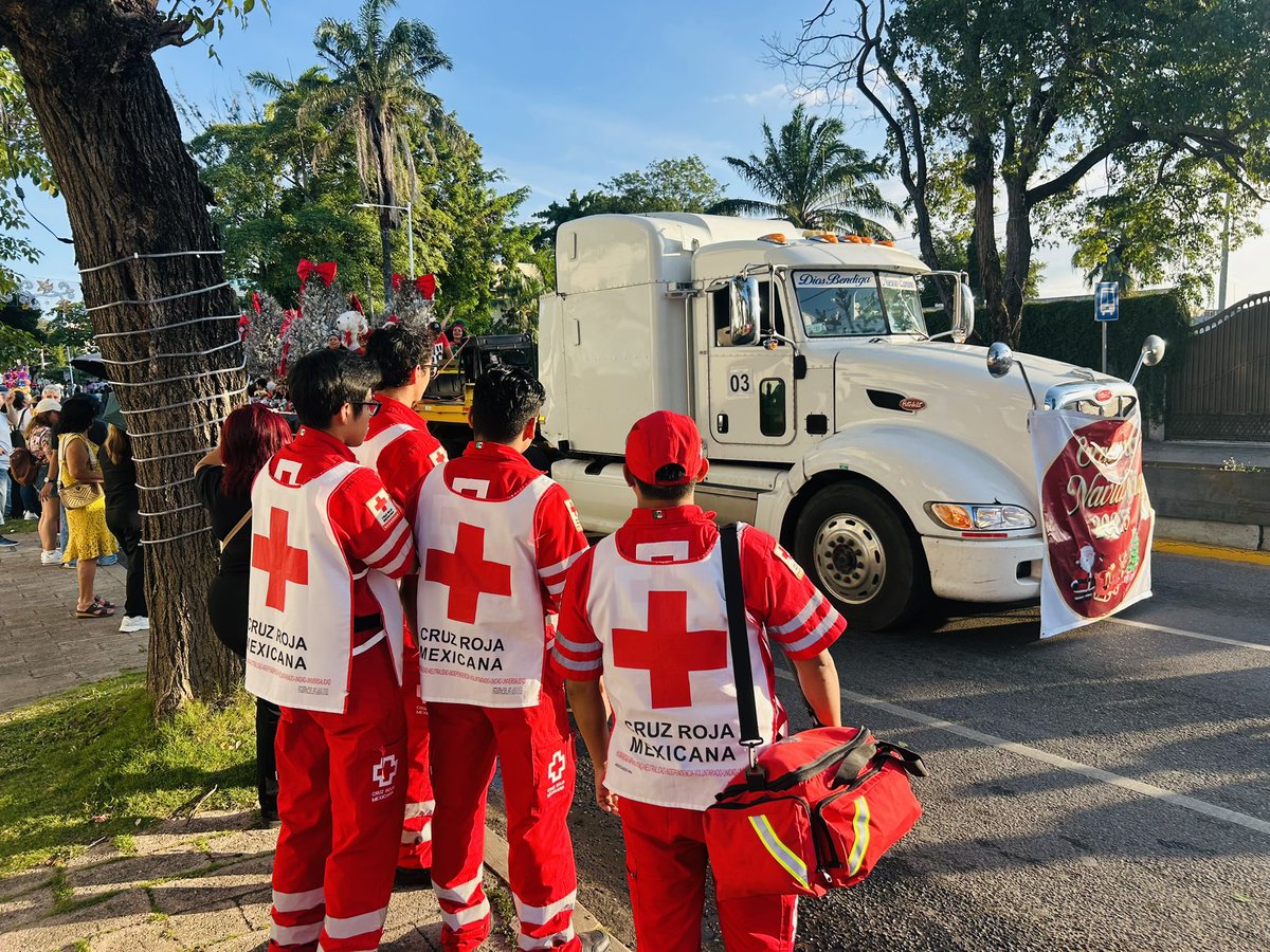 #SabiasQue 🔴 Este sábado paramédicos de #CruzRojaTabasco se sumaron al resguardo y atención de los asistentes a la Caravana Navideña  celebrada en la ciudad de #Villahermosa, recuerda ante una emergencia 🚨 llama al 9-1-1 📲 #AyudarNosMueve  🎄