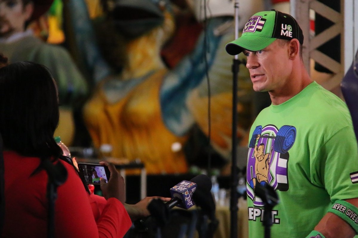 MiguelPerezWWE's tweet photo. Os voy a contar una historia sobre John Cena y yo. Es una historia real, algo que pasó en Nueva Orleans unas horas antes de #Wrestlemania 34.

Yo cubría como miembro del equipo de prensa internacional toda la semana de Wrestlemania, y junto a mis compañeros, me había desplazado a Nueva Orleans. Fuimos al Make a Wish a compartir tiempo con los niños, y allí #WWE nos trajo a John Cena para charlar un poquito con él.

Le pregunté como era para una super estrella de WWE un fin de semana como este, y le dije que los días tenían que ser muy largos, en eventos desde primera hora de la mañana, hasta la noche. Me dijo que no, que no se hacían largos los días, y me quedé soprendido. Me explicó lo maravilloso que era lo que estabamos haciendo, que pasaríamos 5 o 6 días en una ciudad maravillosa, con gente maravillosa procedente de todo el mundo. 

Me habló de las conexiones entre las personas, y de cómo su objetivo era hacer felices a las 75.000 personas que llenarían el Super Dome de Nueva Orleans. Me dio la mano y las gracias por venir, en un momento que me marcó como reportero, como fan, y que me sigue marcando como comentarista de WWE varios años después de todo esto.

 Y esto es parte de la grandeza de John Cena. El más grande de todos los tiempos estaba allí, hablando conmigo abiertamente de lo que se siente y de lo que somos capaces de hacer sentir a los demás. Y esa es la clave, lo que hacemos sentir a los demás. Desde entonces, siempre he querido seguir el consejo sabio de John Cena. Vamos a hacer que la gente que nos está viendo se divierta y se sienta bien. Porque lo más bonito de mi trabajo es hacer que alguien que ha tenido un mal día, pueda sacar una sonrisa escuchándonos.

Ni en mis mejores sueños podía imaginar por aquel entonces que unos años después, yo también sería parte de la WWE. Y hoy más que nunca, en su noche de retiro, sus palabras me motivan y me inspiran más que nunca. 

Si, hoy se retira John Cena. Se sube por última vez al ring... pero todo lo que ha hecho a lo largo de estos años va a permanecer. Ese aura y esa inspiración que nos cambió la vida a muchos, seguirá presente para siempre. Eso es ser el más grande de todos los tiempos, y no hay duda de que John Cena lo es. Millones de gracias John Cena por todo. ���️

#ThankYouCena