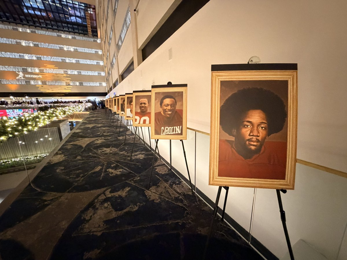 RealBillySims's tweet image. Behind the scenes before tonight’s #Heisman is announced!

#billysims #heismantrophy