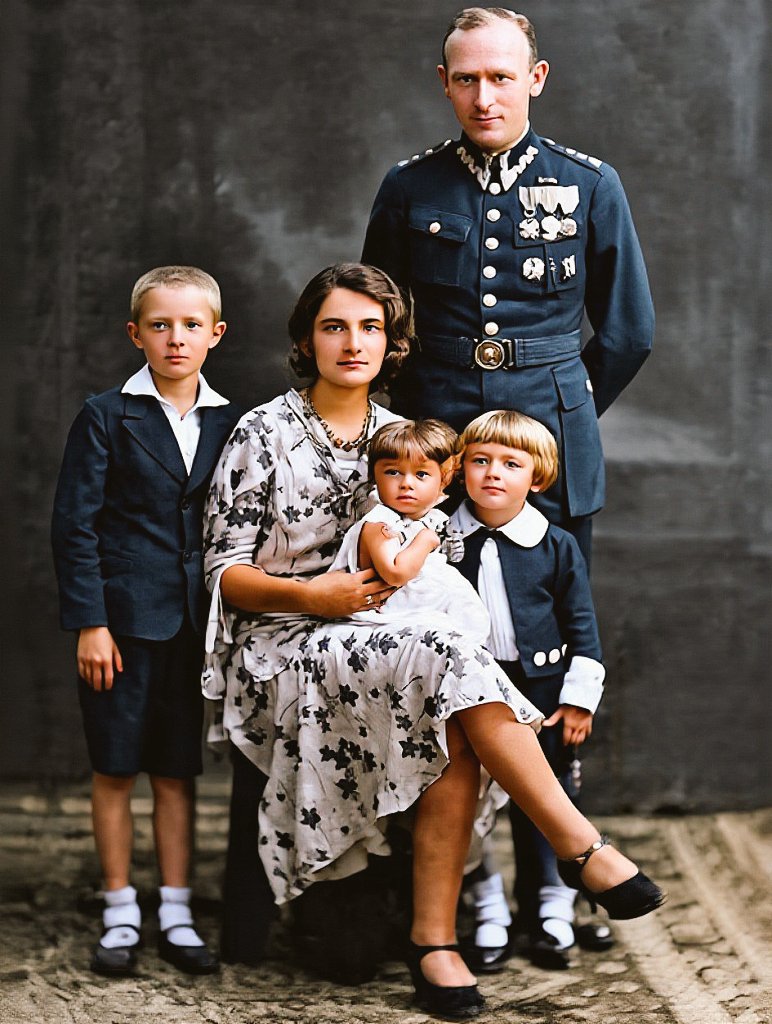 "Ciało, twarz, oczy-zupełnie
granatowe i czarne od bicia."
As kontrwywiadu.
Bohater obrony Helu.
Powstaniec Wielkopolski.
Ranny w wojnie z bolszewią.
Cały majątek oddał 🇵🇱.
Odmówił współpracy z Niemcami.
14 XII 1942 został
PO TORTURACH ZGILOTYNOWANY
PRZEZ NIEMCÓW
ANTONI KASZTELAN