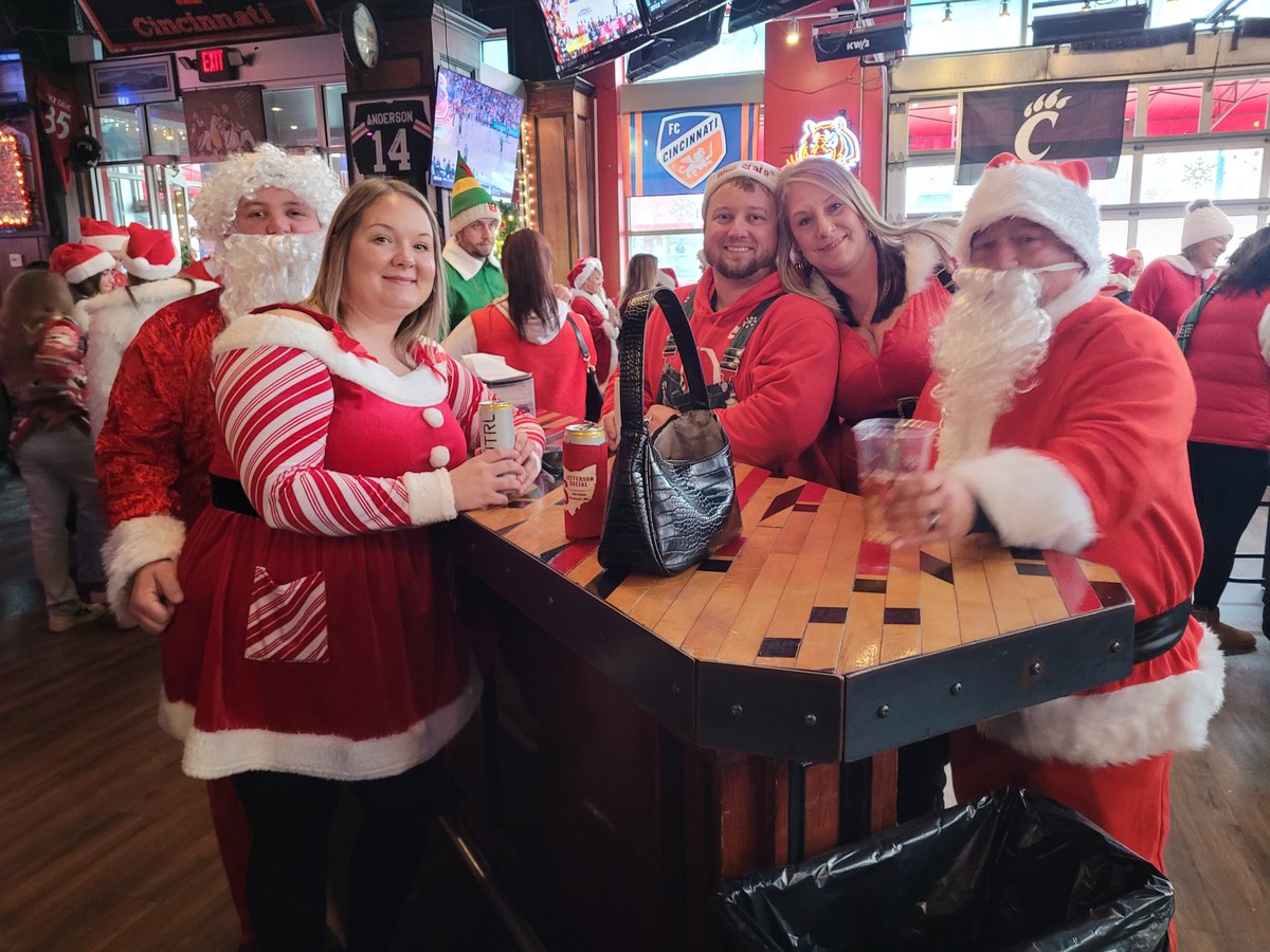 CincySantacon's tweet photo. Everything is better with friends and family! https://t.co/hfTiwuRUZB
