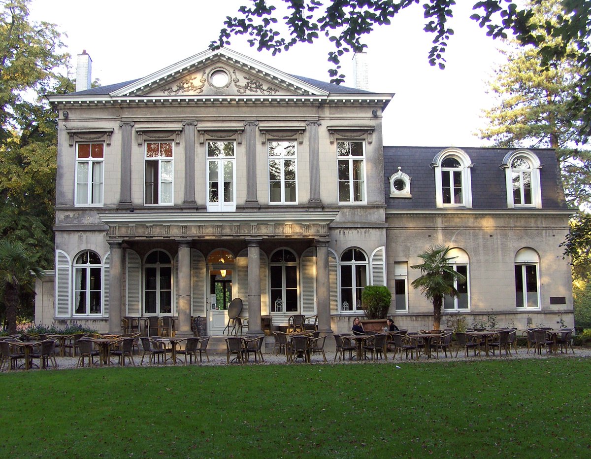 "Kasteel Casier" in #Waregem (West-Vlaanderen), Belgium, is a neoclassical mansion built between 1847 and 1852 by Félix Deruyck. The white building features symmetrical facades, classical proportions, and a prominent central section.