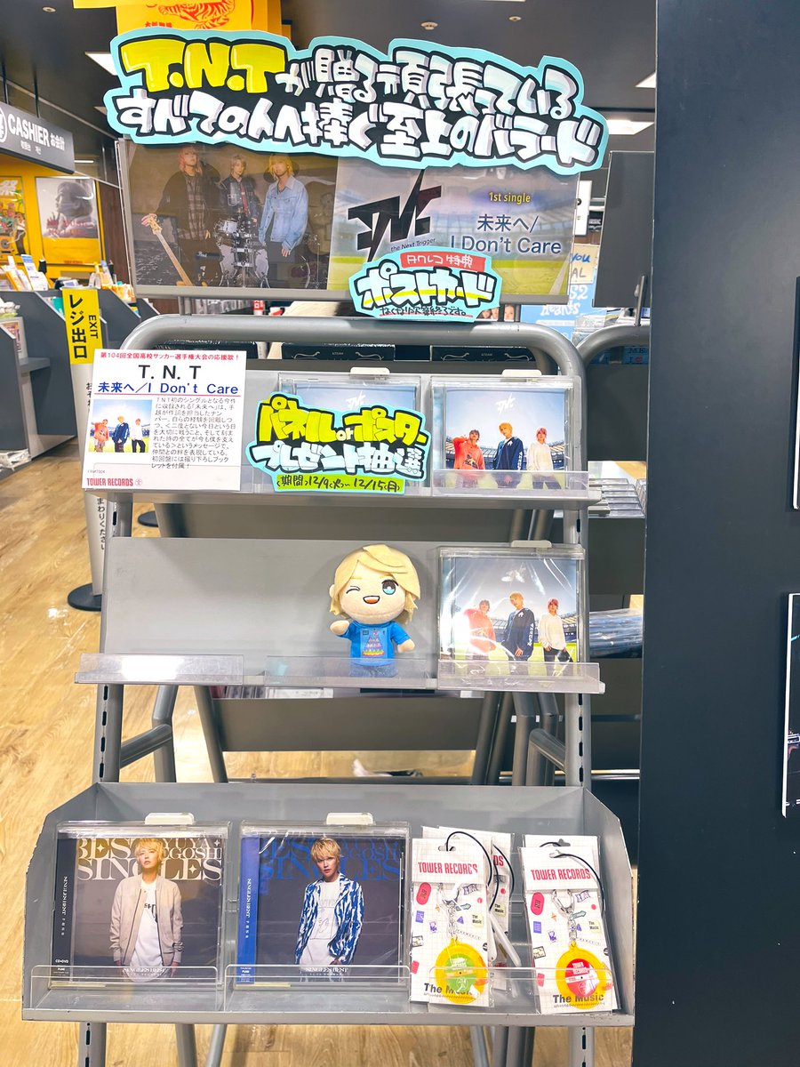 金曜日の仕事終わりのタワレコなんば店 レジ横の柱に大きなポスター