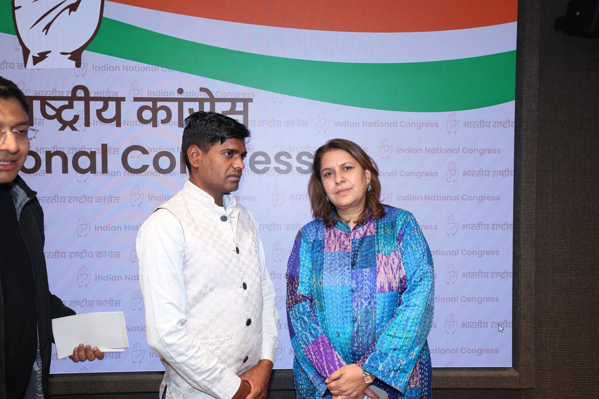 sumitbhukal4's tweet photo. कल दिल्ली के कांग्रेस मुख्यालय में आयोजित सोशल मीडिया की मीटिंग में डिजिटल एवं कम्युनिकेशन विभाग की राष्ट्रीय अध्यक्ष श्रीमती @SupriyaShrinate  जी से साथियो सहित मुलाक़ात की। धन्यवाद @VipinINC जी  #votechorgaddichhod #parliament #INC #DigitalIndia #वोट_चोर_गद्दी_छोड़_महारैली https://t.co/Y1zlEf23sV