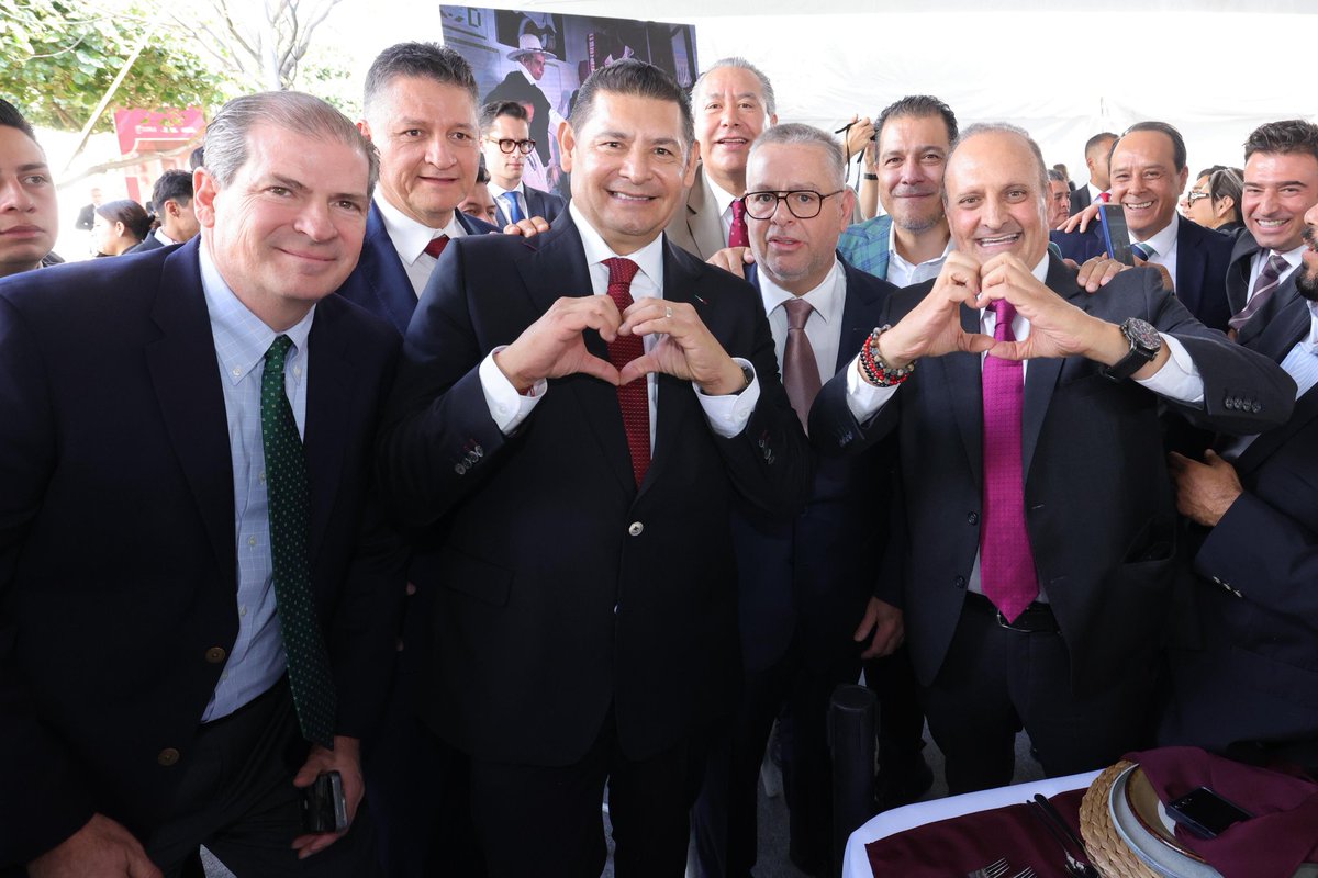 pepehanan's tweet photo. Un gusto saludar y acompañar al Gobernador Alejandro @armentapuebla_ en su #InformeGobernador 
En la foto radiodifusores poblanos 
@agrafar @JulianVentosaT #PatricioZorrilla @eliashanan08 @JoseTomeCabrera https://t.co/9IljjfmeWb