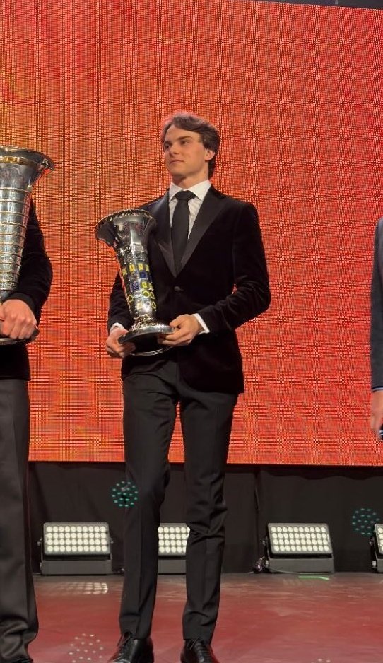 THE VELVET SUIT WITH THE TIE?? OHHHH OSCAR PIASTRI