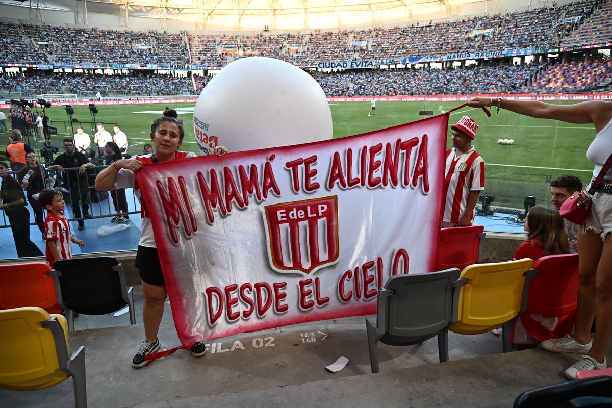 EdelpOficial's tweet photo. ¡La hinchada que deja todo por venir a verte!✊🇦🇹 https://t.co/EzHMMWnUs3