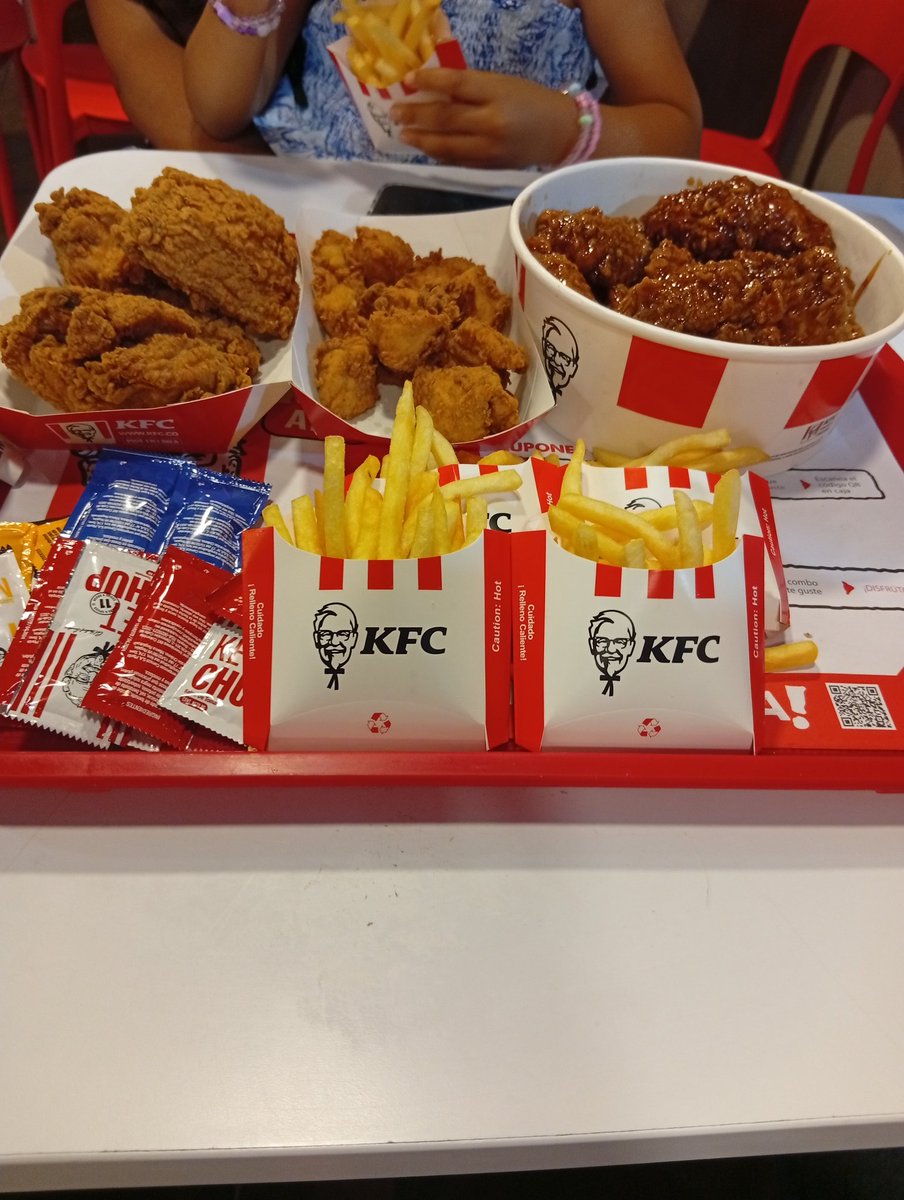 jose_valde9251's tweet photo. Que buena cena #kfc #comida #comidarapida #pollo #comidarapida #hamguersas #restaurant #restaurante https://t.co/kTkcPOtvdN