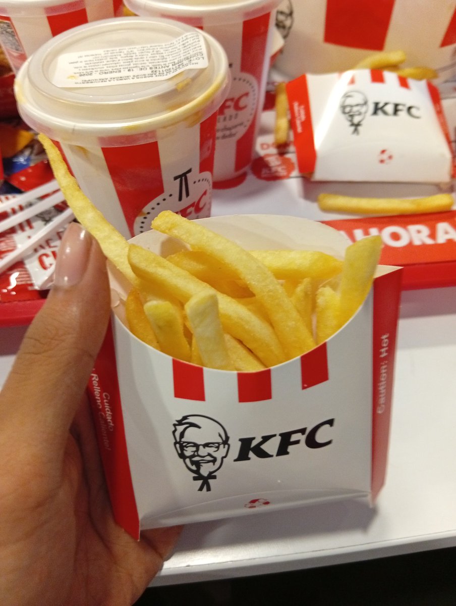 jose_valde9251's tweet photo. Que buena cena #kfc #comida #comidarapida #pollo #comidarapida #hamguersas #restaurant #restaurante https://t.co/kTkcPOtvdN