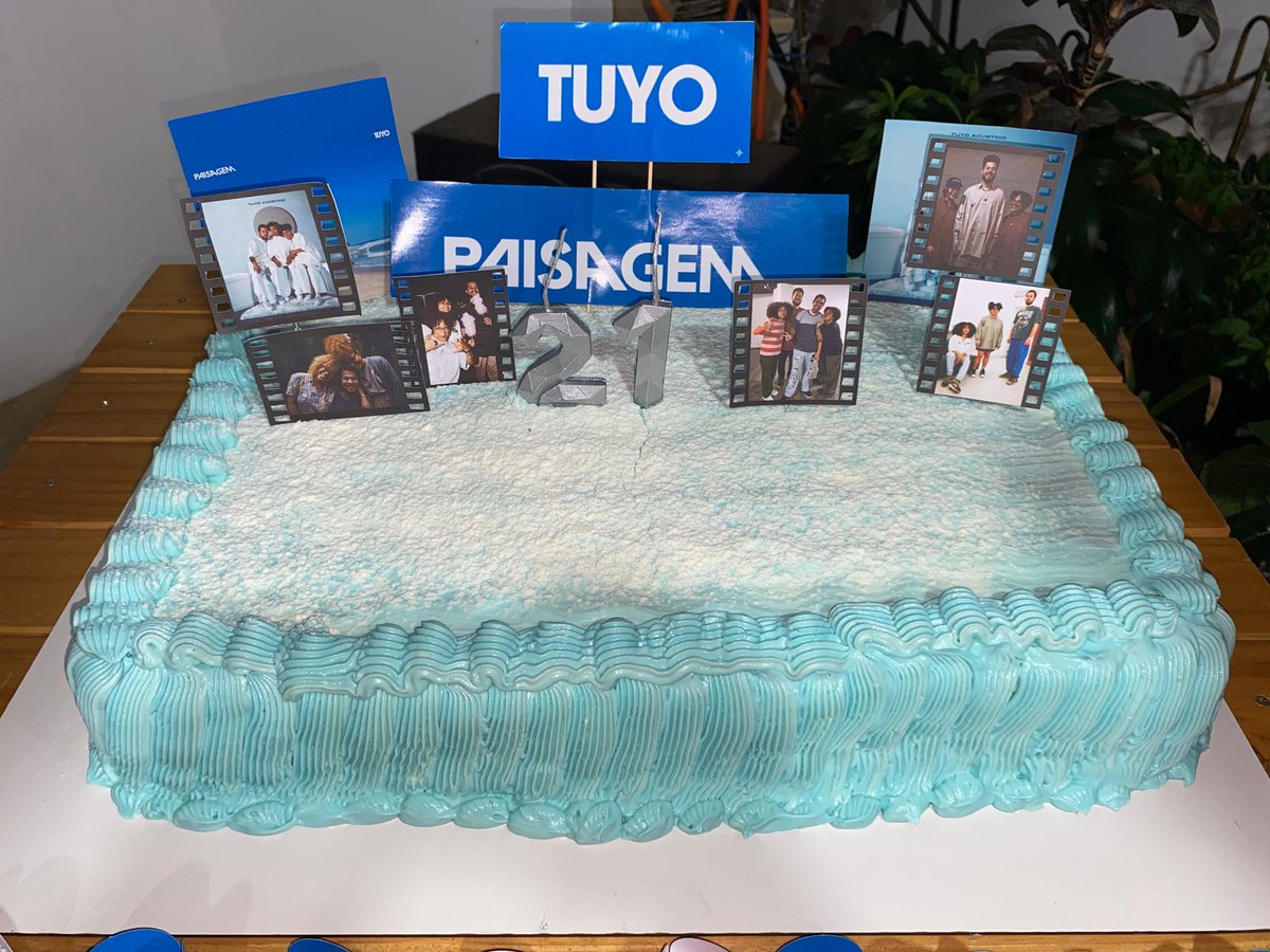 É isso
Eu fiz meu bolo baseado na minha paixão pela <a href="/oituyo/">Tuyo🎈 10 anos</a> e irei postar em todas as redes sociais SIM

🥹❤️