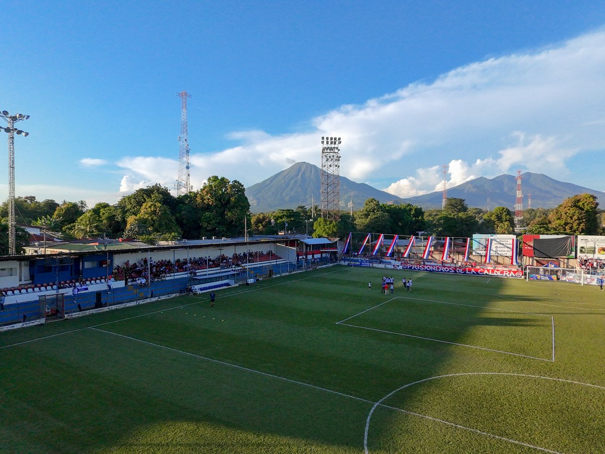 cdlafirpo_sv's tweet photo. Nuestra casa está lista. 🏟️🔥
Esta noche se juega con el corazón y la pasión de siempre.
🔴⚪🔵 Que ruede el balón y que hable la historia.⚽💪 https://t.co/SIGC2faWxv