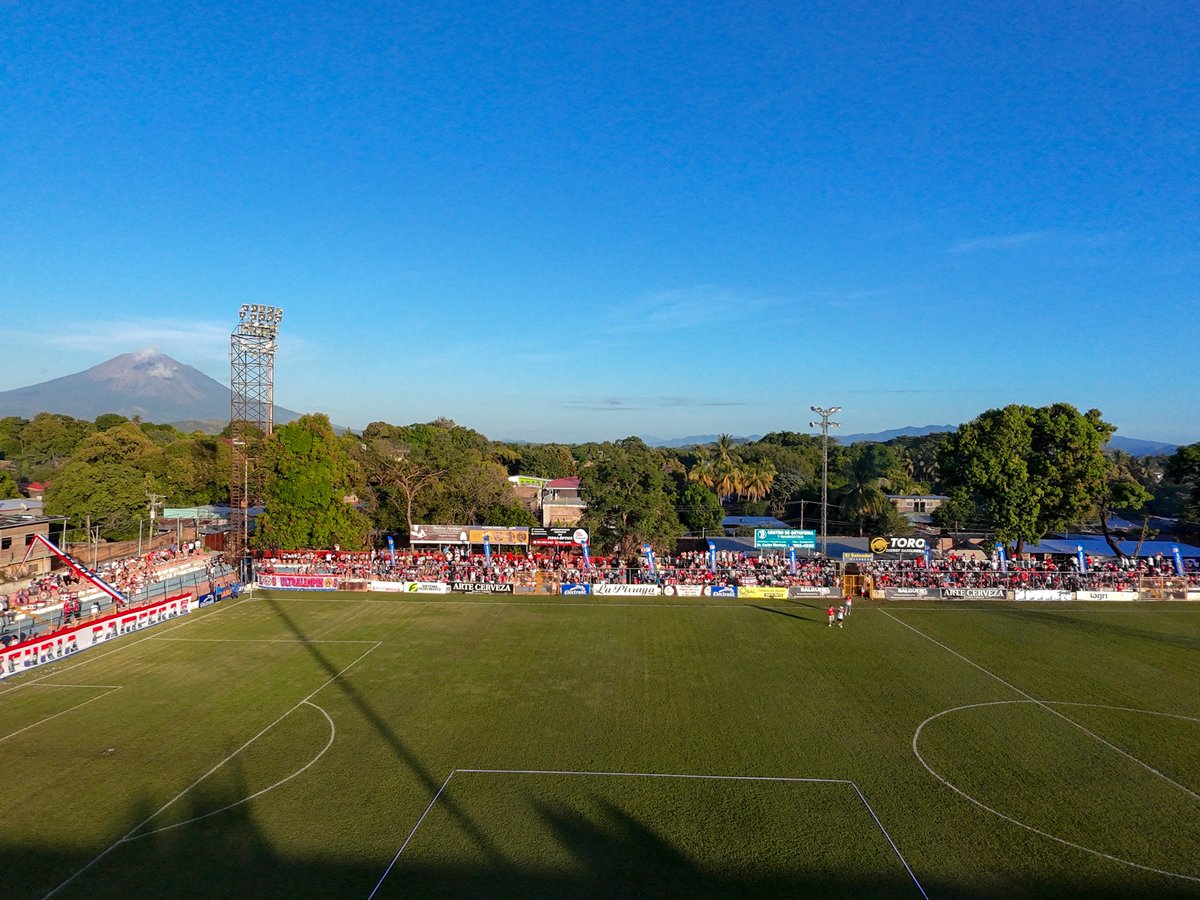 cdlafirpo_sv's tweet photo. Nuestra casa está lista. 🏟️🔥
Esta noche se juega con el corazón y la pasión de siempre.
🔴⚪🔵 Que ruede el balón y que hable la historia.⚽💪 https://t.co/SIGC2faWxv